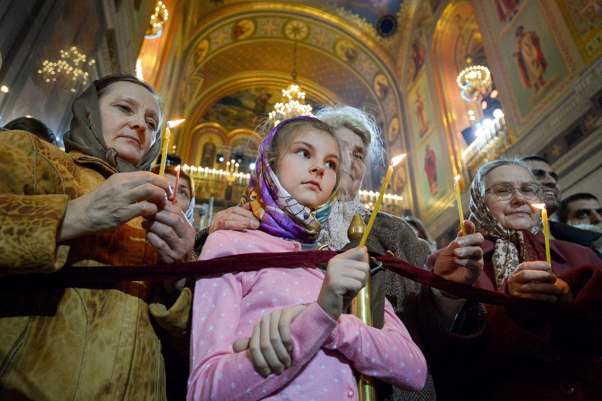 Правые православные. Пасхальная служба в храме. Празднование Пасхи в церкви. Пасха храм. Люди в храме на Пасху.