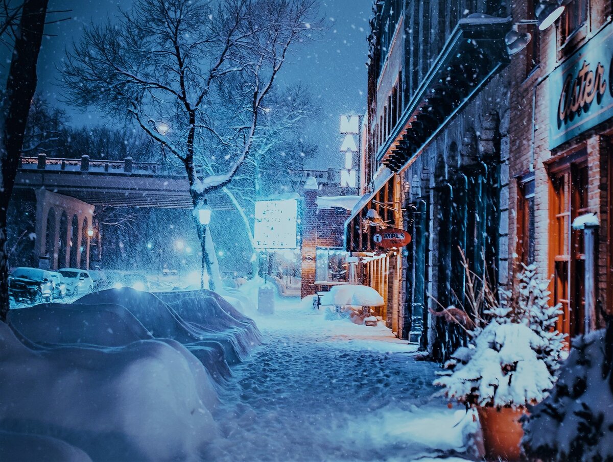 Картинка из источника в свободном доступе. Зимняя улица.