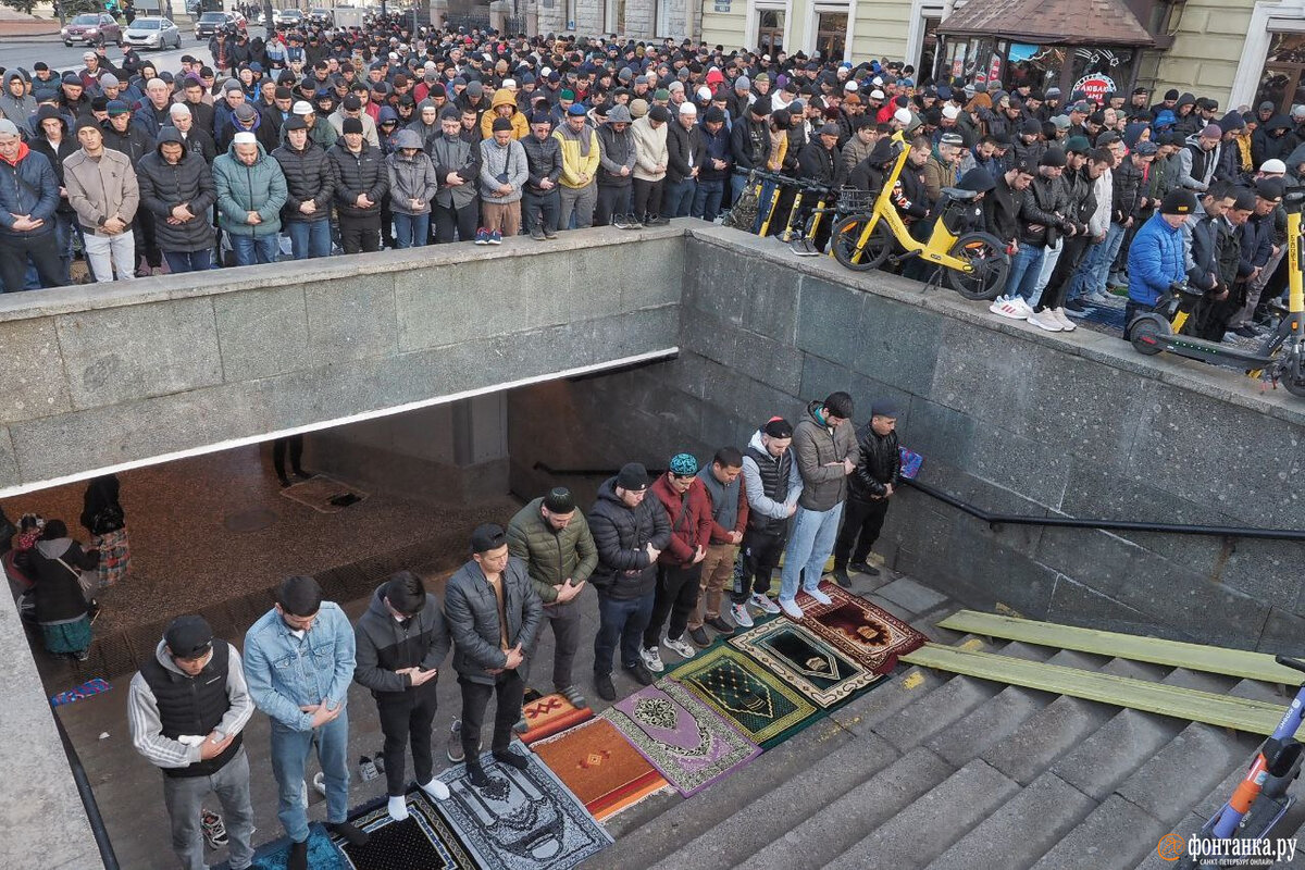 11 апреля ураза. Толпа мусульман. Ураза-байрам 2023 в Москве. Ураза байрам в Питере.