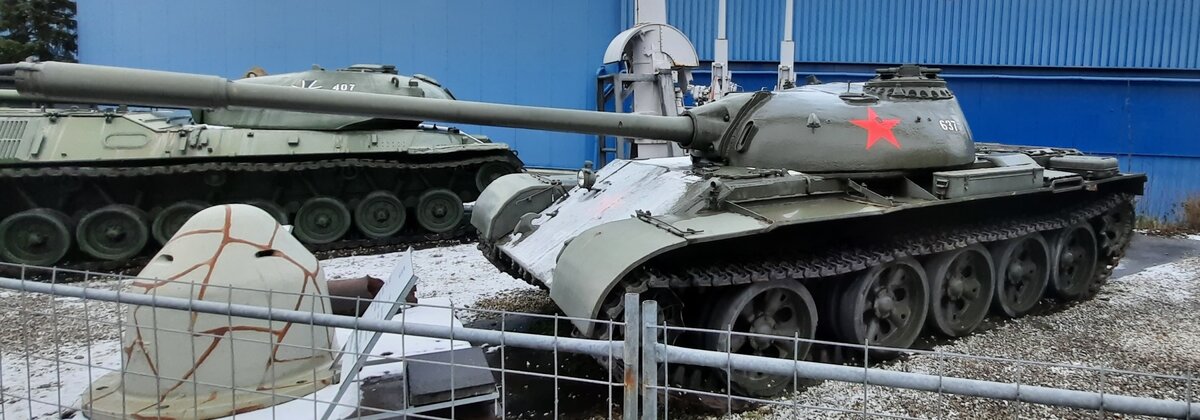 Танк Т-55 рядом с первым Леопардом в музее. Украина получит Леопард-1 А5 модернизации 1987г., который по некоторым характеристикам превосходит Т-72Б, но хуже по защищенности. Т-55 это полноценный музейный экспонат, который по боевому потенциалу уступает даже своему современнику рядом - Леопарду из 1960-х.