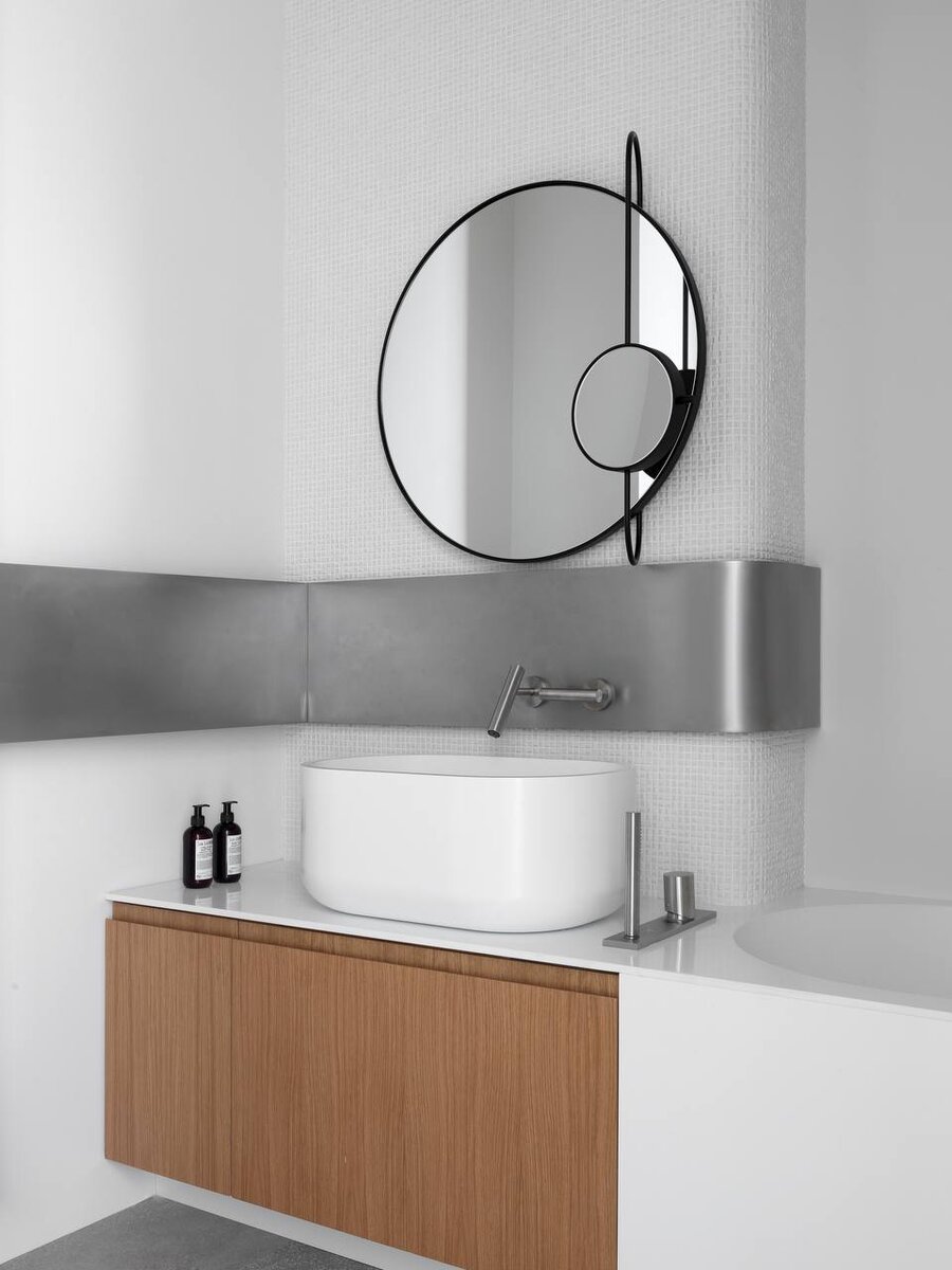 Столешница, раковина, панель для ванны и ванна изготовлены из Kerrock. Проект студии Nido Interiors.