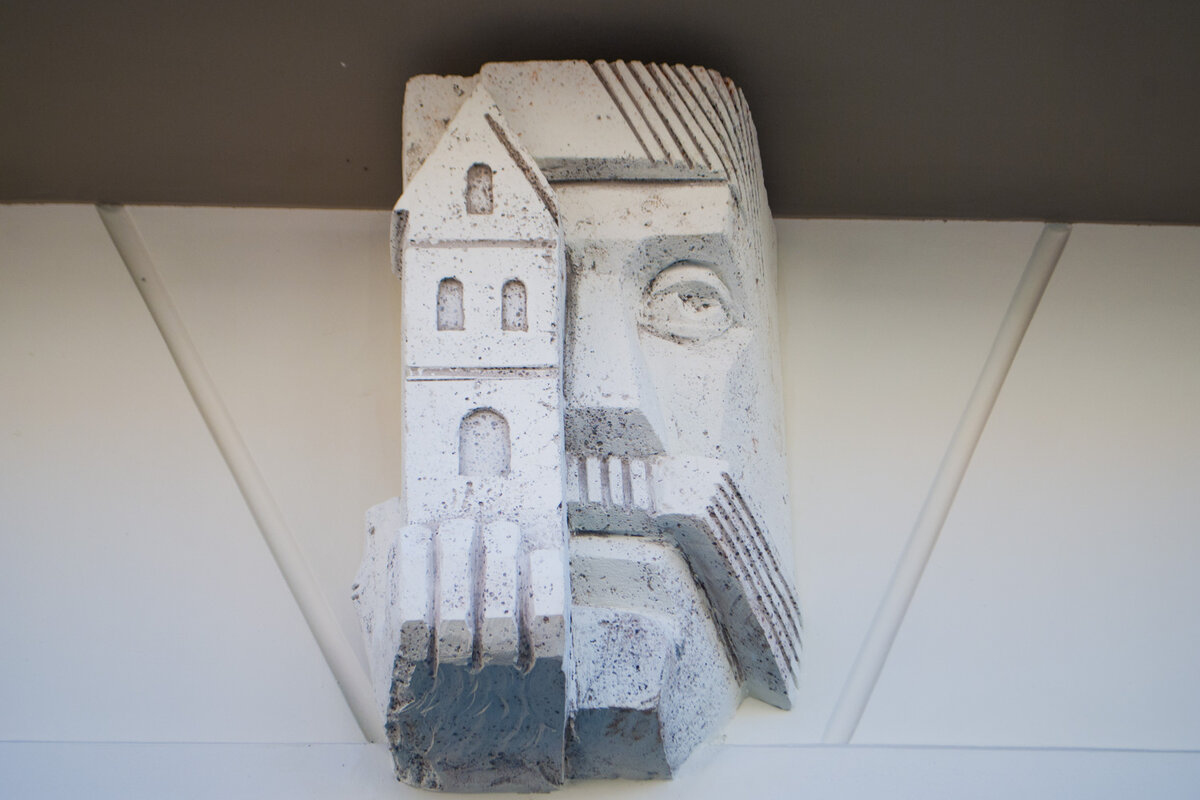 Горельеф строителя