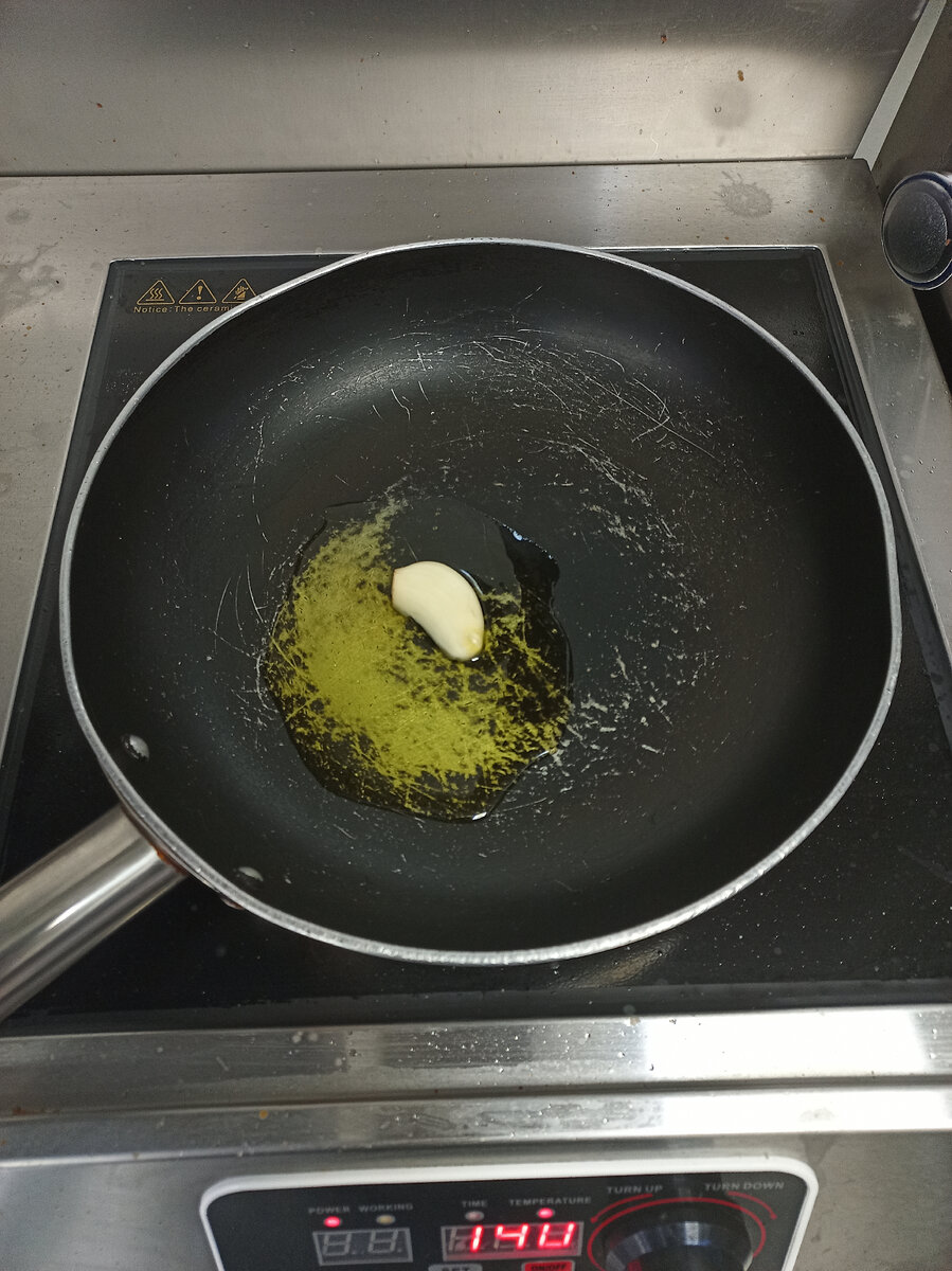 Закидываем вариться спагетти на минут 9-10 в подсоленную воду , сковороду наливаем масло и обжариваем чеснок.