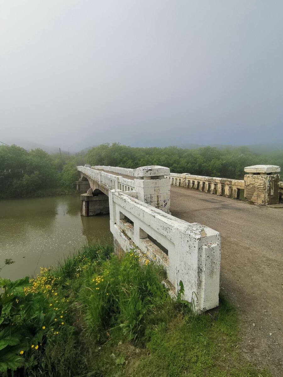 Паралелльно идет мосту, через который трасса сейчас