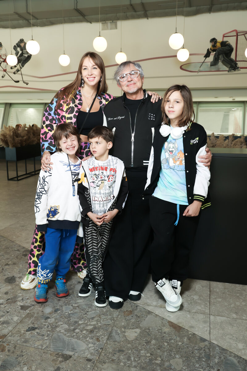 Дмитрий и Полина Диброва с детьми 