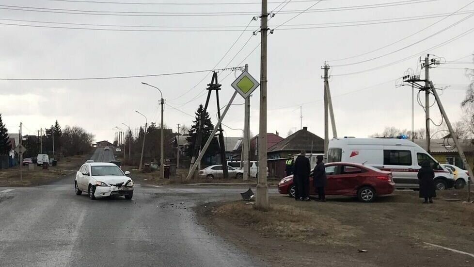     В Черногорске случилась авария, в которой пострадала 84-летняя пенсионерка. Она ехала без ремня безопасности и попала в больницу с переломами позвоночника и ребер.