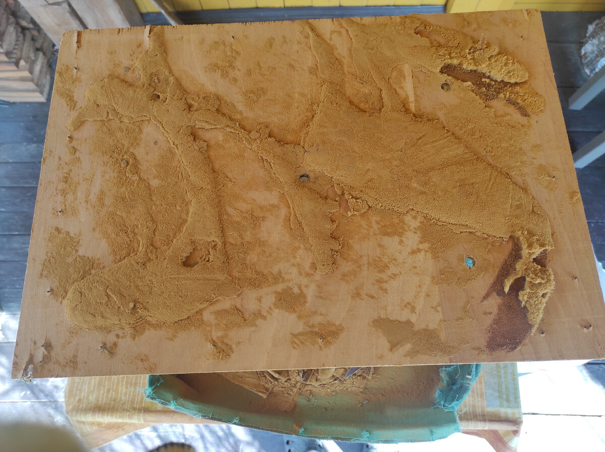 Разложившийся поролон