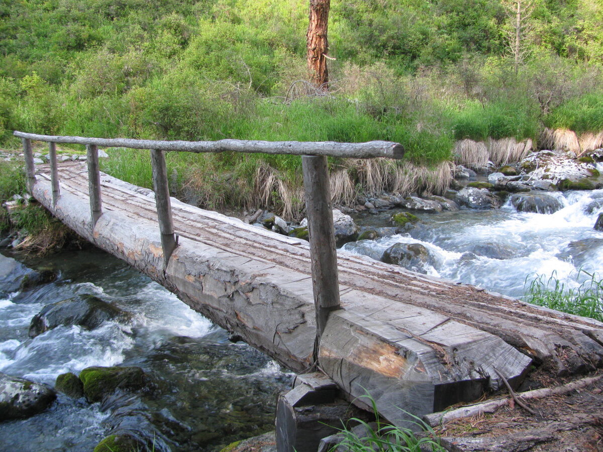 Мостик как символ дороги и надежды на возвращение.
