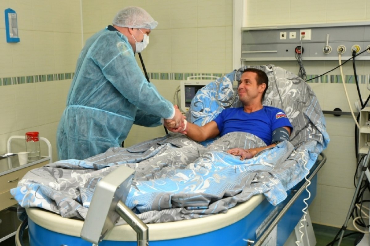    Начальник караула Сергей Юдин получает награду.