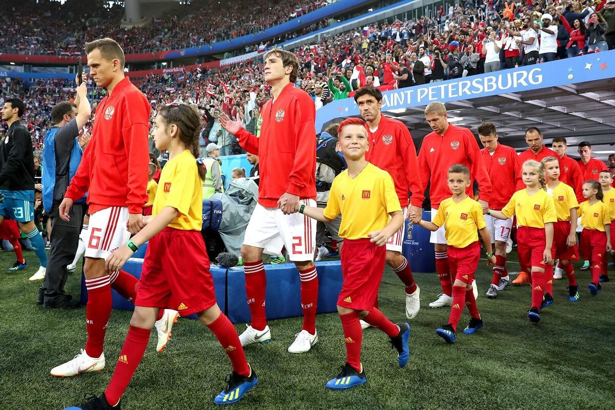     Почему перед футбольным матчем вместе с футболистами на поле выходят дети?