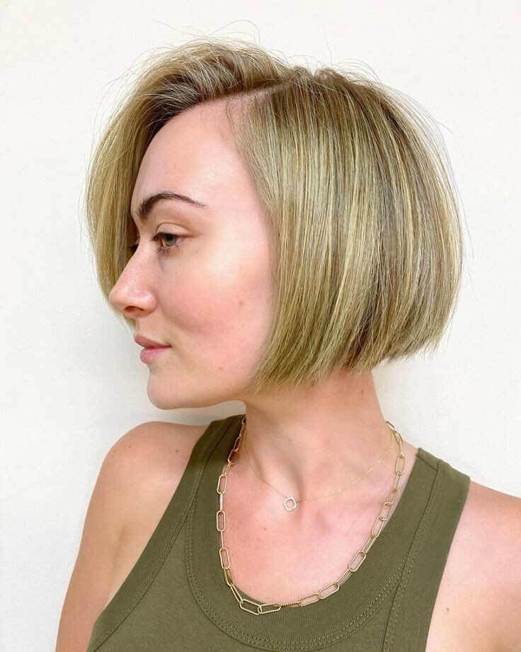 Красивая девушка, с гармоничным высоким лбом. Многие женщины почему-то пытаются его скрыть. На мой взгляд здесь всё идеально. Это фото взято из интернета для примера, что высокий лоб это красиво)