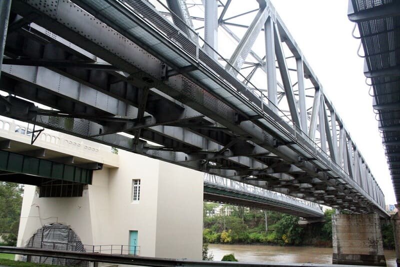 Indooroopilly Railway Bridge — это железнодорожный мост со стальными фермами пересекающий реку Brisbane River между Indooroopilly Reach и Chelmer в городе Brisbane (Queensland, Australia).