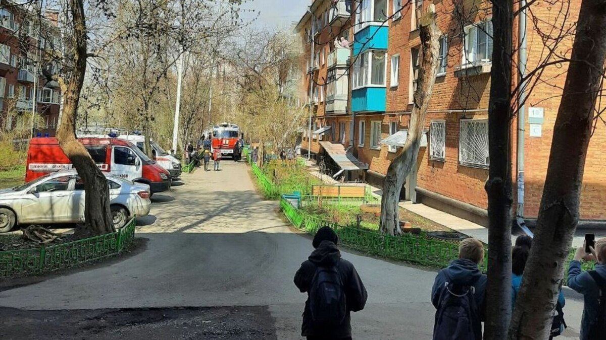     Семерых пострадавших спасли из пылающей квартиры в Глазове пожарные в субботу 29 апреля. Пожар в многоквартирном доме на улице Кирова в северной столице Удмуртии произошел около полудня.