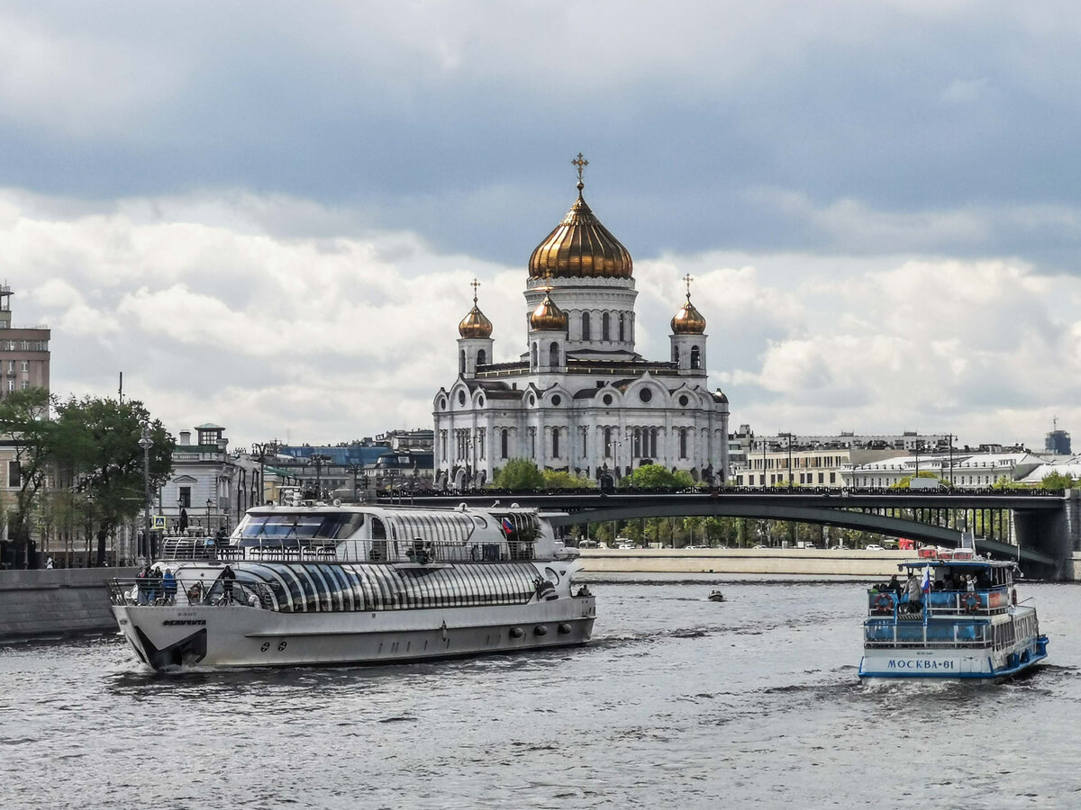 Речные теплоходы "Феличита" и "Москва-61" на фоне храма Христа Спасителя и Большого каменного моста.