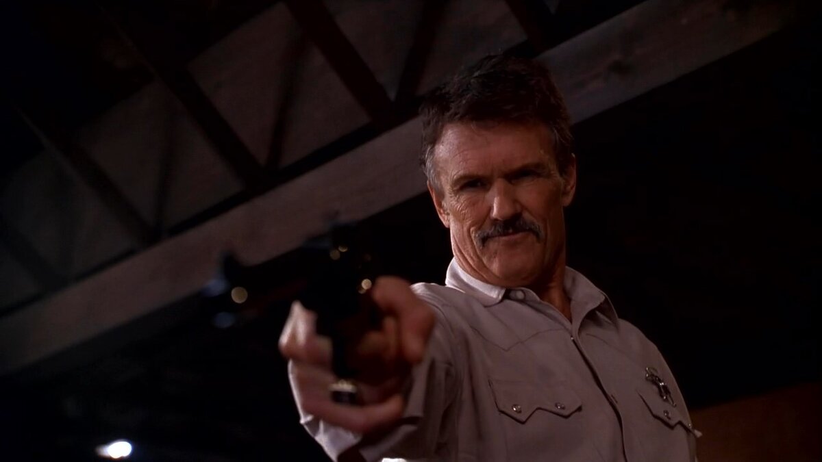 Крис Кристофферсон очень хорош в роли человека, ежесекундно упивающегося своей властью.