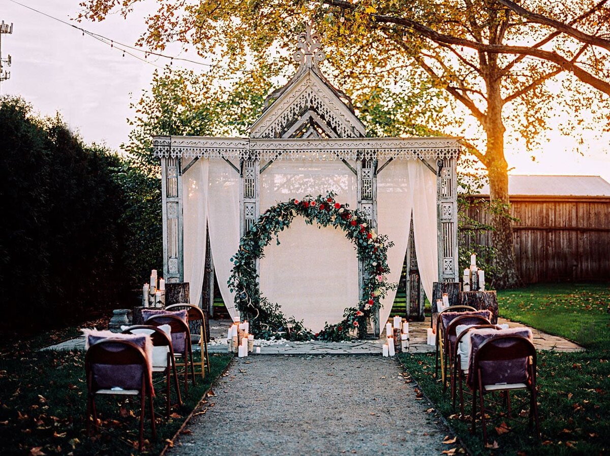 Стильная свадебная арка с декором из цветов