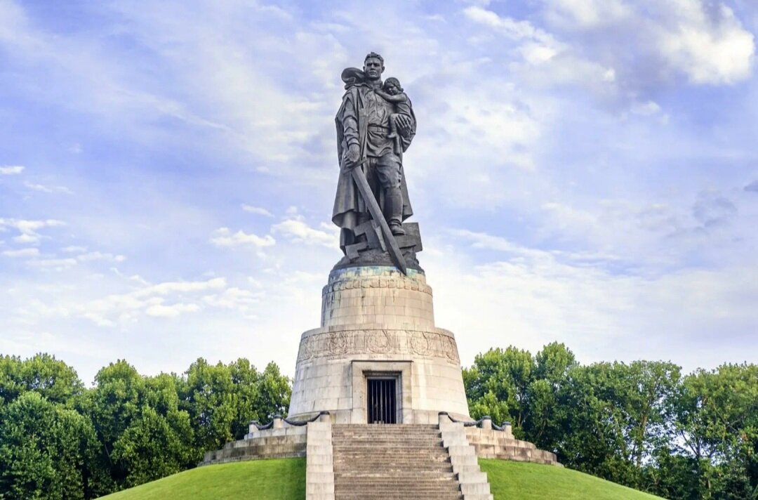 Памятник "Воин - Освободитель" в Берлине