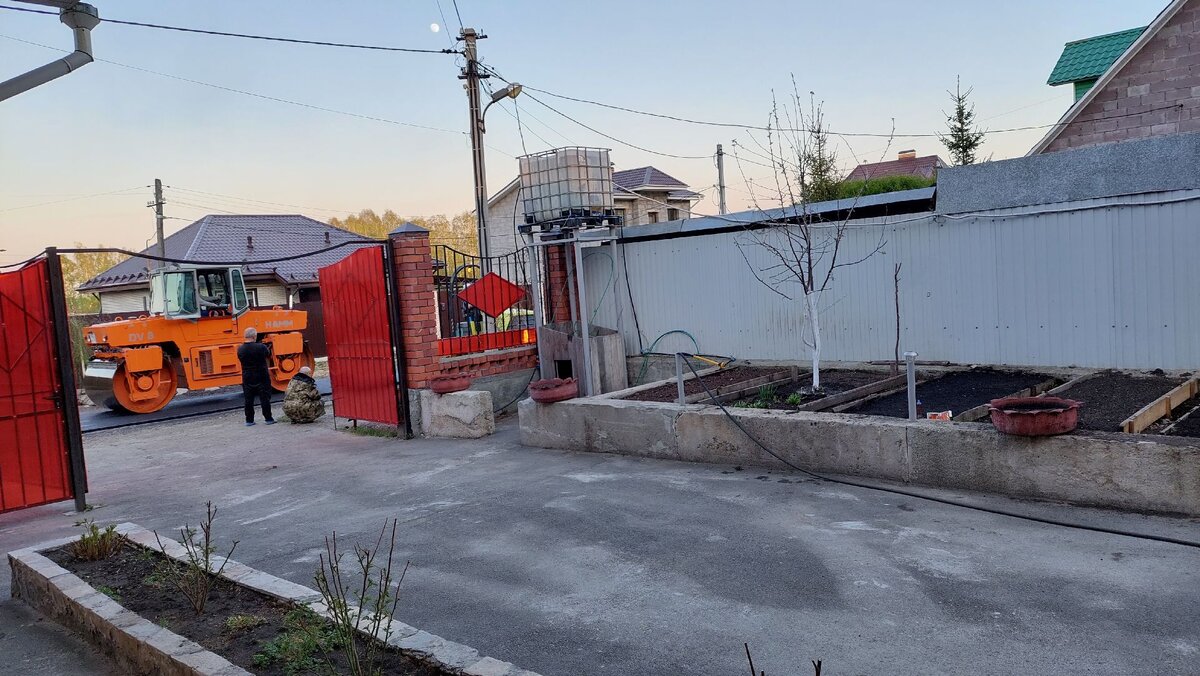 Муж с папой любуются, как другие работают.