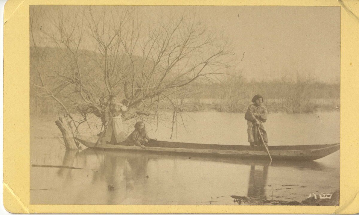 Фото айнов в лодке, предположительно сделанное А. В. Григорьевым в 1879 г. Источник: Научный архив РГО. 