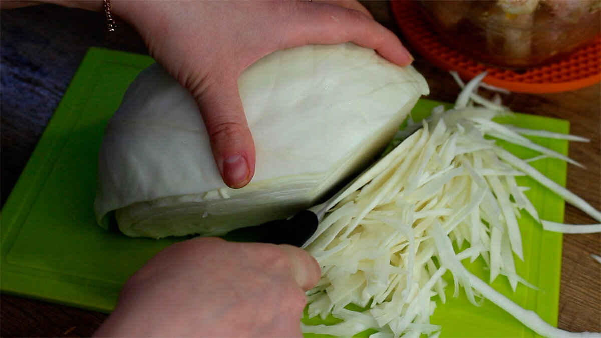 У нас такая капуста с курицей на расхват: нарезаю все ингредиенты и кладу в рукав для запекания (рецепт из серии "вкусно, быстро и просто")