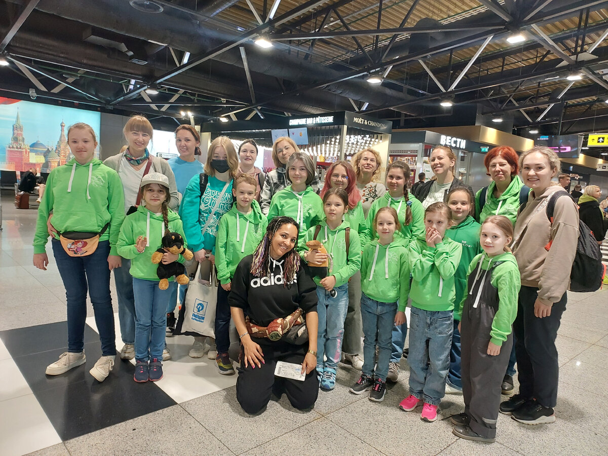 Группа KondrashinaSCHOOL Палитра  в Шереметьево  перед отлётом. Фирменный стиль очень помогал нам во всей поездке. Фото автора канала 