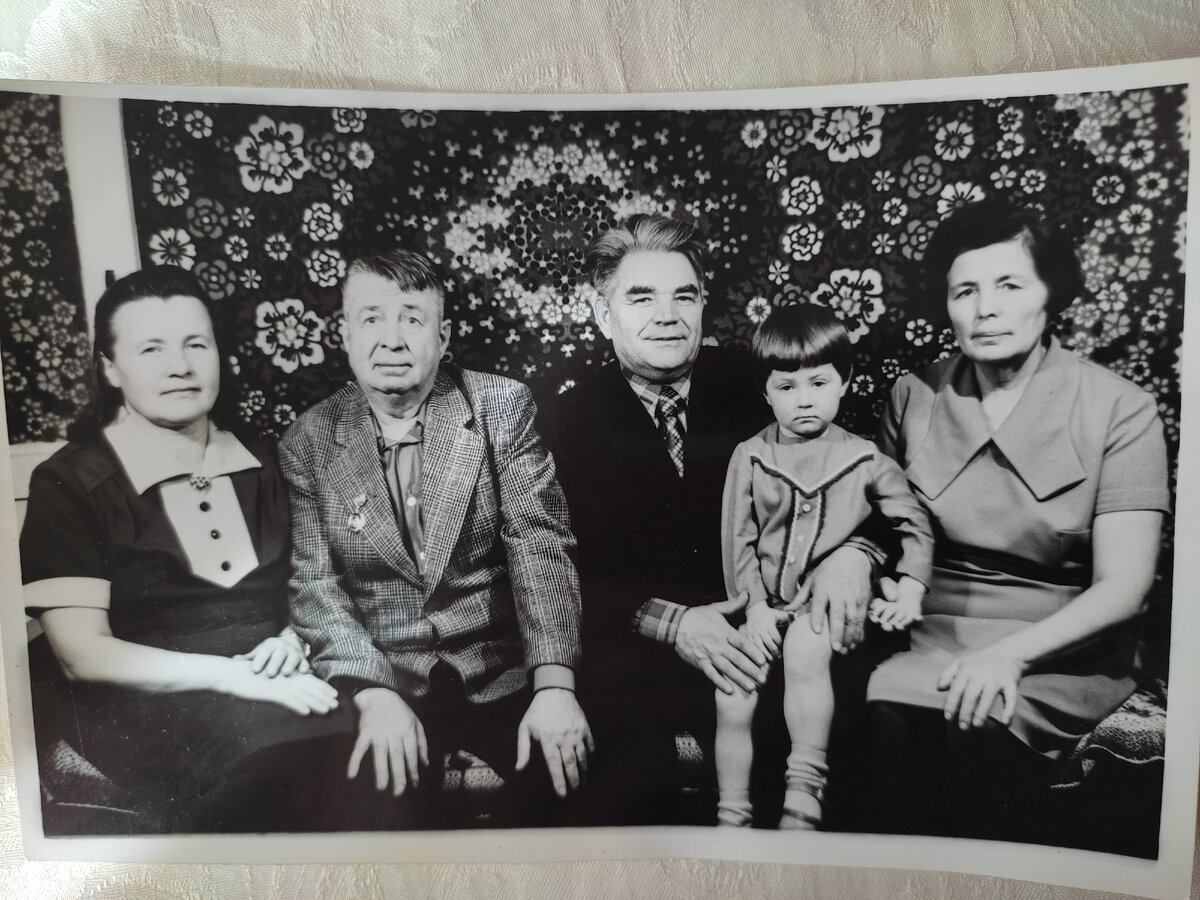 Я с дедушками и бабушками. 