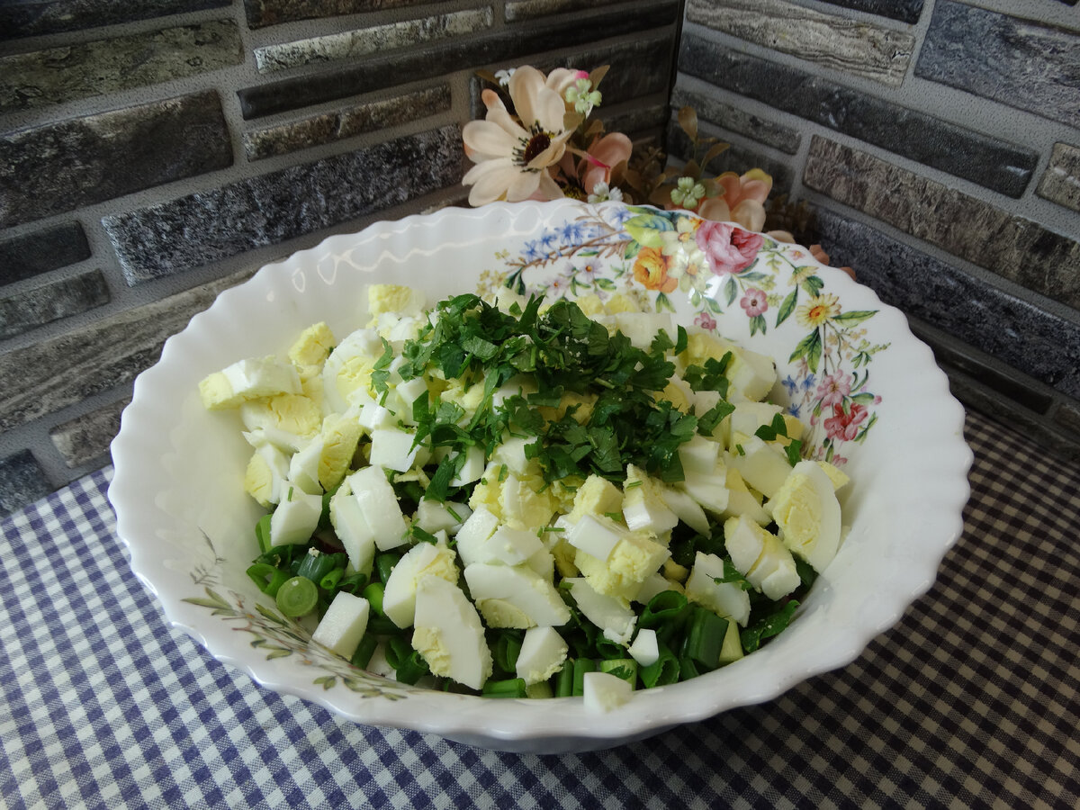 Салат из редиса с огурцами и яйцами | Готовим вкусно дома/ Кулинария/  Рецепты | Дзен