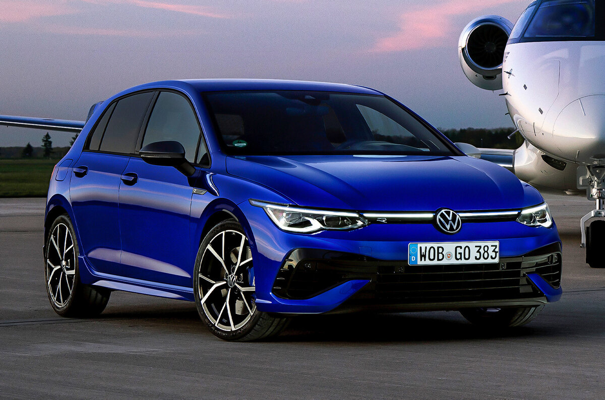    ### Volkswagen Golf R. «Эрка» — вершина гаммы. Арсенал что надо: двухлитровый наддувный мотор мощностью 320 л.с. и система полного привода с индивидуальными бортовыми фрикционами сзади для реализации управления вектором тяги. Юбилейный Golf R 20 Years готов порадовать сорвиголов отдачей в 333 л.с.   
Volkswagen