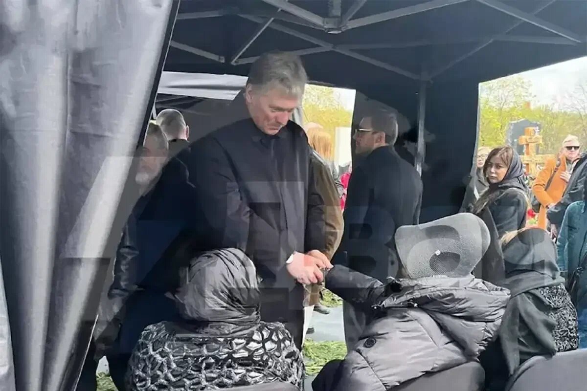 Песков и Пугачева на похоронах Юдашкина.