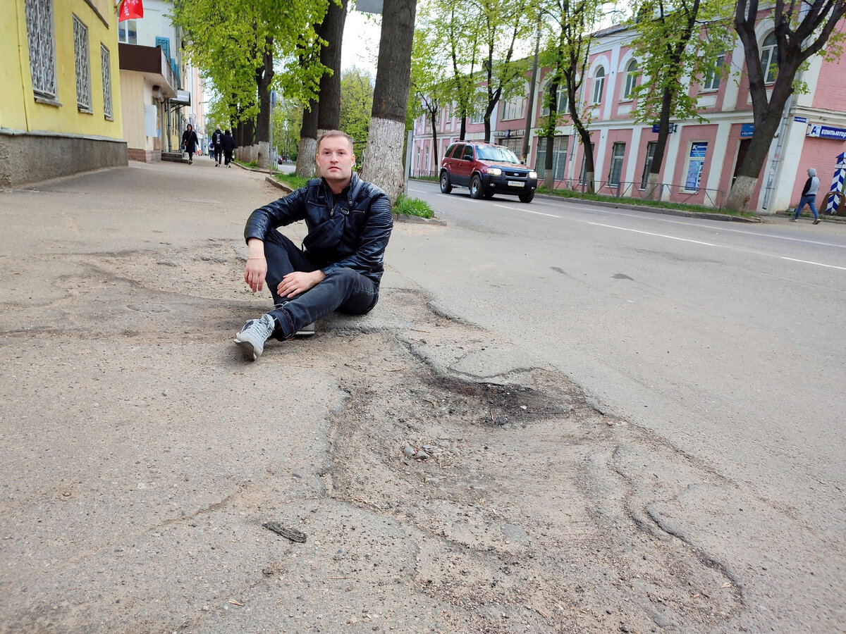 В Великие Луки пришла весна: власти города проводят ремонт дорог и зданий |  Писатель, поэт, журналист и ресторанный критик | Дзен