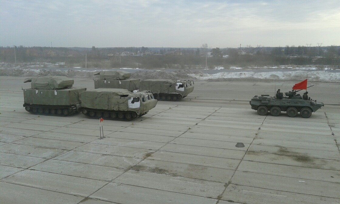 
72  годовщина Победы в Великой Отечественной войне традиционно отмечалась Парадом на Красной площади. И снова в колонне техники прошли «Торы», зенитные ракетные комплексы производства Ижевского электромеханического завода «Купол». Вместе с  дивизионом машин «Тор-М2У», стоящих на службе в Армии, зрители впервые увидели и новую модификацию ЗРК.
 
Роман Петров начальник сборочного цеха АО «ИЭМЗ «Купол»:
 
	«В 2017 году 9 Мая наше предприятие в очередной раз будет участвовать в Параде Победы на Красной площади Москвы. Ежегодно это событие вызывает гордость каждого работника АО «ИЭМЗ «Купол», причем в этот раз «Купол» представляет, наряду с серийными, абсолютно новый образец комплекса «Тор» — вариант ЗРК «Тор-М2ДТ» для работы в условиях Крайнего Севера.
	В 2016 году Министерством обороны был одобрен облик новой модификации, и на предприятии «закипела» работа над разработкой конструкторской документации и изготовлением нового изделия.
	Основное отличие этого варианта — применение двузвенного тягача производства завода  «Витязь». Аппаратура комплекса размещена в модуле, который по сути является автономным. В процессе изготовления (освоения производства) цеху пришлось столкнуться с рядом технических задач, а именно, тягач имеет габариты значительно больших размеров  относительно классического шасси «Тора» — это существенно меняет технологию сборки и настройки изделия. Некоторые узлы и агрегаты были применены впервые и не сразу «хотели» работать. Но слаженный коллектив цехов, ОКБ, СКБ предприятия успешно решил все текущие проблемы в срок, поставленный Министерством обороны, и отправил три изделия к месту проведения тренировок расчетов в Алабино. С техникой командирована бригада, которая в основном состоит из водителей-испытателей сборочного цеха АО «ИЭМЗ «Купол». Специалистов подобрали по возрасту и росту, обучили специфике работы с новым шасси на заводе-изготовителе, они сдали экзамены и сейчас находятся на тренировках с расчётами. Пробные заезды проходят ежедневно. 
	Параллельно шла работа по созданию образца ЗРК «Тор-М2ДТ» для проведения испытаний. На сегодня успешно проведены работы на полигоне Капустин Яр, в том числе натурные, по реальным целям, что вселяет уверенность в востребованности нашего комплекса».
 
Дебют арктической версии решили связать именно с праздничным маршем, потому все другие появления «Тор-М2ДТ» на публике до этого времени возможны только в зачехленном виде. Над модификацией М2ДТ несколько лет работали лучшие конструкторы Концерна ВКО  «Алмаз-Антей», в который входит АО «ИЭМЗ «Купол», и, наконец, готовы показать миру первые образцы. Арктический «Тор» имеет ряд уникальных характеристик, полученных в результате модернизации, и готов к работе в условиях низких температур и отсутствия дорог. Двузвенный вездеход в качестве шасси и радиоэлектронная аппаратура комплекса адаптированы к работе в таких условиях, испытаны, и уже скоро Армия будет располагать этим уникальным зенитным ракетным комплексом.
Присутствие «Торов» на Параде Победы в таком амплуа - знаковое событие, перспективы демонстрируемых ЗРК теперь не ограничиваются сушей: для войсковой противовоздушной обороны открыты Крайний Север и море.
