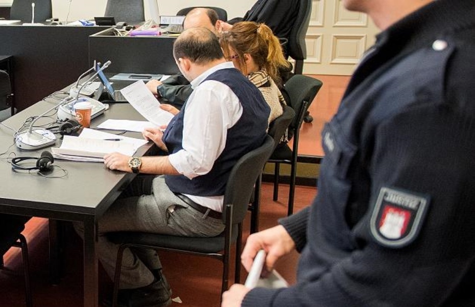 На заседании суда девушка скрывала лицо, ее охраняло несколько полицейских из-за многочисленных угроз.