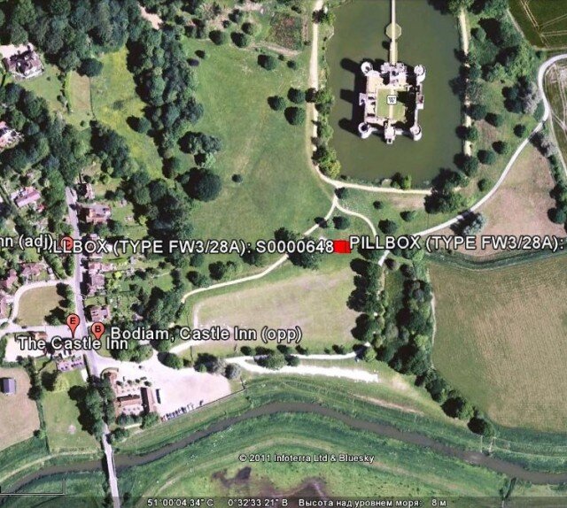  Вот так ее месторасположение выглядит на космосъемке Google Earthe. Виден замок, отмеченный красным прямоугольникм ДОТ и мост в нижнем левом углу снимка. Одна из амбразур ДОТа под противотанковое орудие смотрит прямо на мост, три амбразуры под станковые пулеметы простреливают подступы с фронта и левого фланга, не давая противнику переправится через реку. Еще две амбразуры под ручной пулемет, держат под обстрелом тыл и правый фланг. Дополнительная амбразура имеется и в стенке прикрытия входа.
