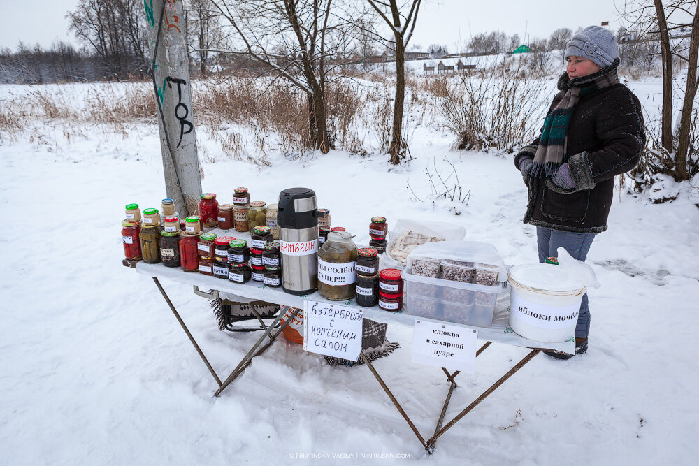1. Машину как всегда бросаю на берегу Каменки в районе музея деревянного зодчества.
По дороге к Кремлю - торговля.
Не прекращается и в холода и в снег. Ибо место проходное.

