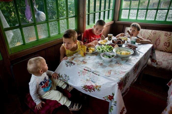 Ребятишки любят собираться гурьбой у добрых бабушек