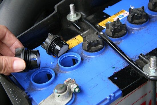 Для обслуживаемого аккумулятора вопрос о том, как проверить уровень электролита в аккумуляторной батарее не стоит столь критично, как для необслуживаемого.В первом случае для этого предусмотрены специальные пробки. Если их отвернуть, будут видны метки уровня, указывающие какой уровень электролита должен быть. В случае их отсутствия, необходимо доливать электролит или воду так, чтобы они скрывали поверхность пластин, как минимум, на 5-7мм, но не более, чем на 20 мм до уровня среза пробки.