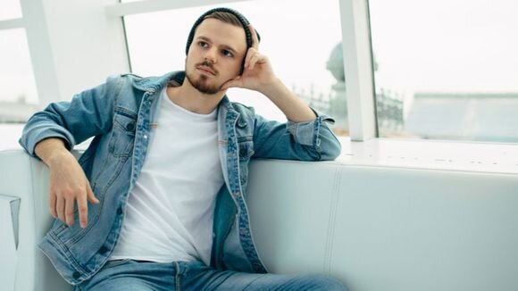 Рассмотрим долг..
Любой разговор о колледже в эти дни должен привлечь призрак ошеломляющего долга.  Средняя цена для обучения в колледже составляет 25 290 долларов США в год для государственного колледжа или университета и 50 900 долларов США для частного колледжа или университета. И плата за учебу - это не единственная стоимость, которую нужно учитывать: жилье, книги и расходы на проживание все это тоже.

Многие студенты имеют возможность концы с концами встречаться со стипендиями, грантами или работать, пока они также посещают колледжи. Но все чаще студенты и их семьи обращаются к студенческим кредитам для покрытия расходов на колледж. По состоянию на 2017 год задолженность по студенческим ссудам является второй по величине потребительской долговой категорией, приходящей только на ипотечный долг на Forbes. Средний студент теперь имеет 37 172 долл. США в виде задолженности по студенческим кредитам, когда они заканчивают учебу и готовятся к вступлению в рабочую силу. Учитывая, что средний град составляет менее 50 000 долларов США в год, это может стать значительным финансовым бременем в начале карьеры. И ставка по умолчанию для студенческих кредитов составляет 11,2%, что говорит о том, что грады не всегда справляются с этой задолженностью, когда они продвигаются после колледжа.


... но также учитывать потенциал заработка
 В то время как задолженность по студенческой нагрузке становится значительным национальным бременем, она также рассматривается как своеобразное необходимое зло, когда вы смотрите на то, сколько колледжей делают против своих коллег, имеющих диплом средней школы или неполную степень бакалавра.

По данным Бюро статистики труда США, выпускники колледжей имеют значительно более низкую безработицу, чем более развиты их степени. Колледжи также зарабатывают больше, в среднем: средний недельный заработок для кого-то с дипломом средней школы перескакивает с $ 692 до $ 1 152, если у человека есть степень бакалавра. Если говорить более конкретно, согласно Национальному центру статистики образования, степень бакалавра (или выше) добавит 15 000 долларов в год к доходу.

Так стоит ли колледж?
Если мы идем по статистике, то, честно говоря, да. На бумаге выпускники колледжей, скорее всего, получат больше и испытают более низкий уровень безработицы. Но жизнь редко настолько проста и легко проверяется «да» или «нет», поэтому давайте рассмотрим вопросы, которые вам нужно задать себе, прежде чем предпринимать этот шаг.

Каковы мои цели?

Если вы мечтаете стать бухгалтером или программистом, то это поля, требующие специальных знаний и академических полномочий. Если ваша конечная цель - работать в управлении розничной торговлей, то это поле, где опыт может превзойти образовательные учетные данные в резюме. Первый шаг в любом случае - «колледж для меня?» - это обсуждение того, что ждет ваше идеальное будущее.
 
Могу ли я достичь этих целей нетрадиционным способом?  
Вот где альтернативные образовательные программы становятся важной частью диалога. Возможно, ваша целевая профессия имеет специальные образовательные и сертификационные программы, которые требуют меньше времени и инвестиций, чем традиционная программа колледжа, где вы можете проходить курсы и отвечать требованиям, которые не имеют никакого отношения к вашей возможной профессии. Сопутствующие медицинские профессии - отличный пример этого - многие позиции в области здравоохранения требуют определенной степени (например, зарегистрированный медсестер или анестезиолог), но есть много вакансий в этой области, которые не работают (например, оптики или хирургические технологи), и вместо этого требуют специфических для работы сертификации и обучения без отрыва от производства.  
 
Торговые школы могут быть действительной альтернативой четырехлетней программе, предоставляя именно те знания и знания, которые вам понадобятся для ваших целей в карьере, и часто для более доступной цены, чем вы видели в традиционной четырехлетней школе.

 
Каков мой финансовый план?

Если вы можете позволить себе платить за учебу в колледже, это фантастика! Если вы не можете, тогда вам нужно иметь план. Будь то Гарвард или школа торговли, вам придется учитывать затраты на ваш будущий образовательный путь. На основе ваших возможных целей работы, сколько вы сможете позволить себе платить за средний стартовый заработок для этой работы? Сайты, такие как Salary.com и PayScale.com, отлично подходят для того, чтобы помочь вам поиграть с такой математикой и определить, что люди реалистично делают в вашей потенциальной области.

Могу ли я найти более дешевый способ построить свой колледж?

Многие студенты предпочитают начинать свою карьеру в колледже в колледже, беря основные классы, а затем переходят в четырехлетний колледж, чтобы закончить степень. У этого есть несколько преимуществ: он менее дорогой, чем четыре года в традиционном колледже или университете, может сократить дополнительные расходы, такие как комната и питание, если вы можете жить дома, а также дает вам время, чтобы решить, находитесь ли вы на правильный путь, образование. Если вы доберетесь до конца четырехлетней программы только для того, чтобы обнаружить, что вы совершили огромную ошибку в своей силе или концентрации, тогда вы потратили впустую свое время и (скорее всего) много денег. Если вы возьмете маршрут колледжа для изучения флеботомии и обнаружите в процессе, что, возможно, вам не суждено быть врачом, потому что вы не можете выдержать из виду кровь, в конце концов, вы сэкономили себе очень дорогое откровение позже ,

Суть в том, что колледж является достоянием для среднего человека, но для вас это может быть нецелесообразным, не средним человеком. Важно рассмотреть, каковы ваши индивидуальные цели в области карьеры, и действительно ли вам нужен опыт и полномочия, которые может предоставить четырехлетняя школа. Вы не должны чувствовать себя втянутыми в дорогостоящую степень, потому что все говорят вам, что вы должны. Вместо этого это должно быть решение, основанное на тщательном размышлении о том, что будет означать степень бакалавра для вашей профессиональной жизни, ваших будущих финансов и вашей способности совершить эту четырехгодичную степень. В конце концов, вы уникальны, и ваш путь к достижению ваших профессиональных амбиций должен быть тем, который работает для вас, а не для кого-либо другого.