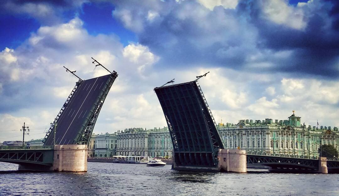 Дворцовый мост в Санкт-Петербурге неразведенный. Дворцовый мост в Санкт-Петербурге сверху. Раздвижной мост в Санкт-Петербурге Дворцовый мост. Раздвигающиеся мосты в Питере.