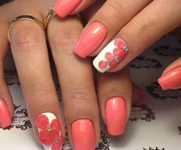 Коралловый маникюр с цветами