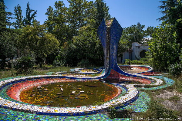   Всем привет, мы находимся на Тессии - родной планете Азари. На самом  деле это обычный парк в Сухуме, а к созданиб этих ну просто гениальных  инопланетных конструкций приложил руку гениальный Зураб Церителли

Фото 1. 
