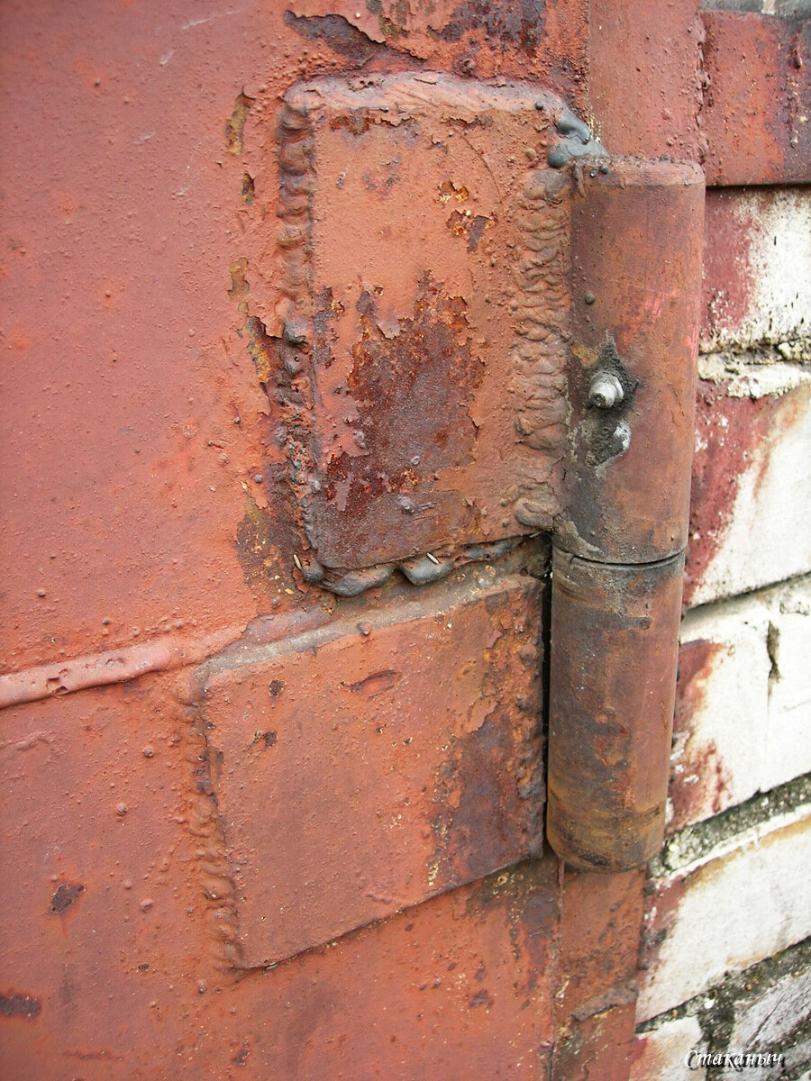 Заржавели гаражные петли. Окисленный металл. Заржавела петля на воротах что делать. Приварка петли к круглой трубе. Петли на гаражные ворота.