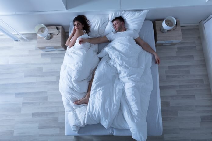 Влюблённые девушки трутся друг об друга на кровати в сочном порно