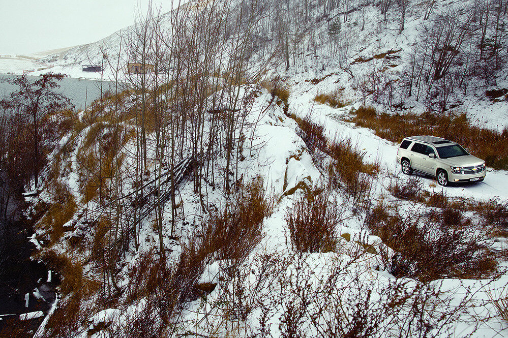   Капот  и дверь грузового отсека выполнены из алюминия. Это, скорее, дань моде,  чем способ как-то серьезно повлиять на вес огромного трака и умерить  его аппетит.
  