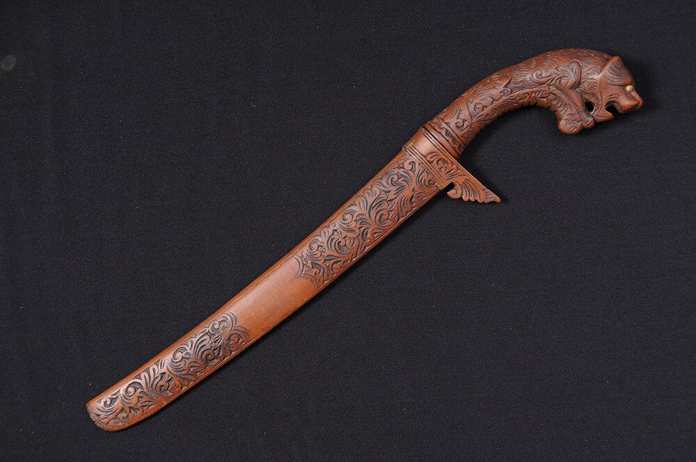 крис малайский кинжал. малайский крис нож. индонезийский кинжал крис. яванский кинжал крис. деревянное оружие холодное.