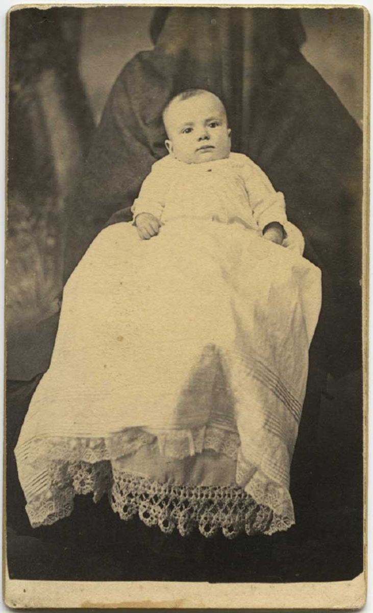 Скрытое фото мам. Спрятанная мать Викторианская эпоха снимки. Фото спрятанная мать Викторианская эпоха. Младенец Англии Викторианская эпоха. Младенцы викторианской эпохи.