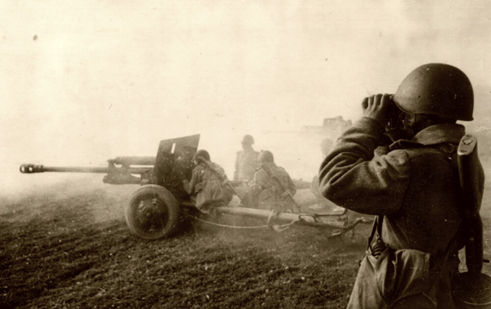 Батарея советских 76-мм дивизионных пушек ЗиС-3 ведет огонь прямой наводкой.