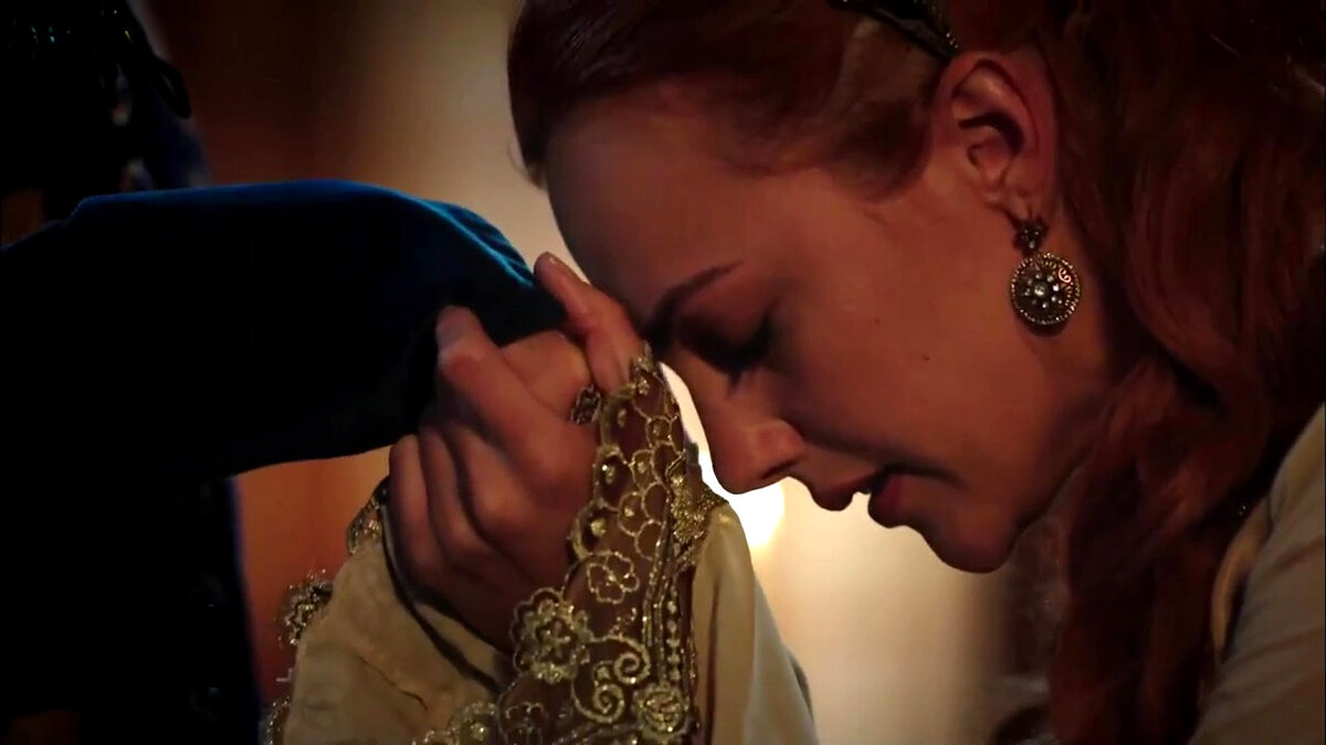 Хюррем целует руку султана