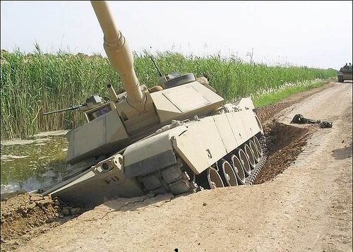 Снимок из той же эпохи. На этот раз механику-водителю не понадобились лишние усилия: зыбкая обочина, и 62 тонны сделали все за него