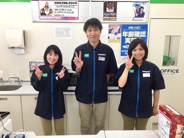 Фото: jobpost.jp; Работники сети Family Mart