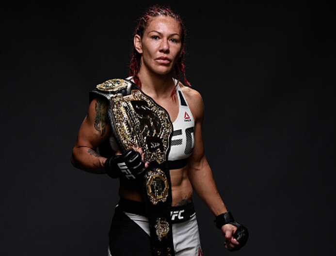 Крис Сайборг:" Я огромная фанатка Ронды Роузи и для меня будет честью выступить против нее в UFC. Я не считаю, что с ее карьерой покончено, ведь она достойный соперник и сейчас. Осталось организовать бой, я бы предпочла встретиться с ней под эгидой UFC, думаю Ронде это не будет столь привлекательным предложением, как мне, но если она согласится, это будет феноменальный бой!"